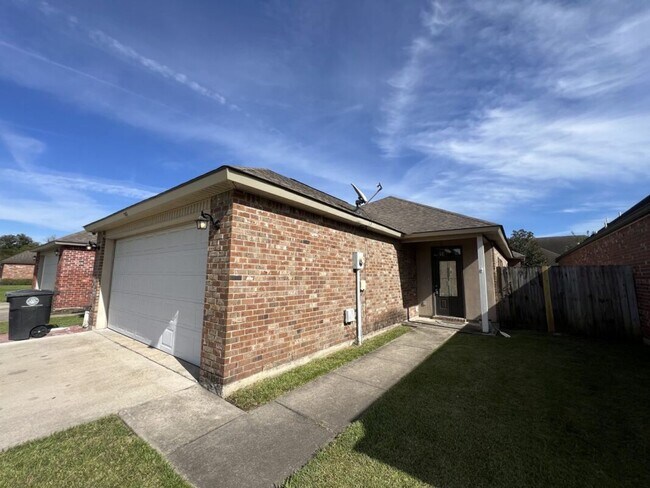 Building Photo - Charming 3-bedroom 2-bathroom in South Burbank Neighborhood!