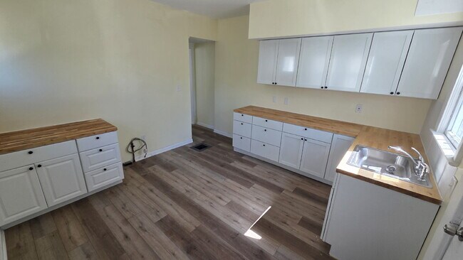 Building Photo - Spacious 3-Bedroom Duplex in Old Brooklyn