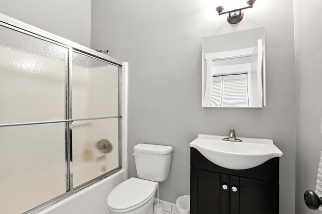 Building Photo - North Thomas 472-492