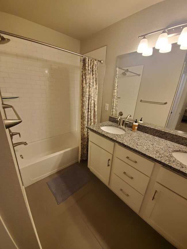 Building Photo - 2 Bed 2.5 Bath Condo in Mid-Fort Collins!