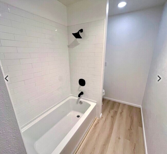 Building Photo - 915 Ranch View Ln