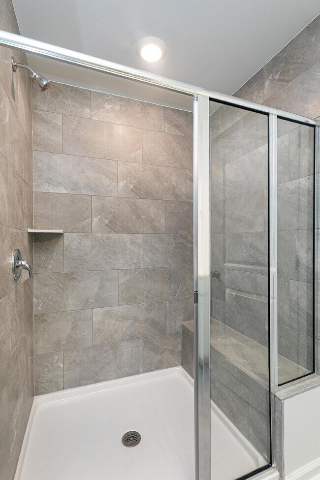Building Photo - 580 Glen Clova Dr