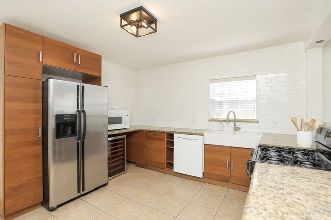 Building Photo - 905 Kern St