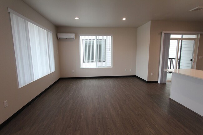 Building Photo - Modern design 3-bed, 2.5 bath duplex avail...
