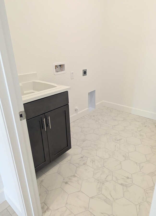Building Photo - 5069 Brooks Cir