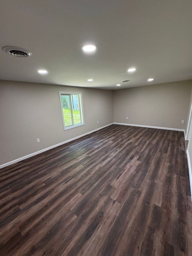 Building Photo - 844 Bales Rd