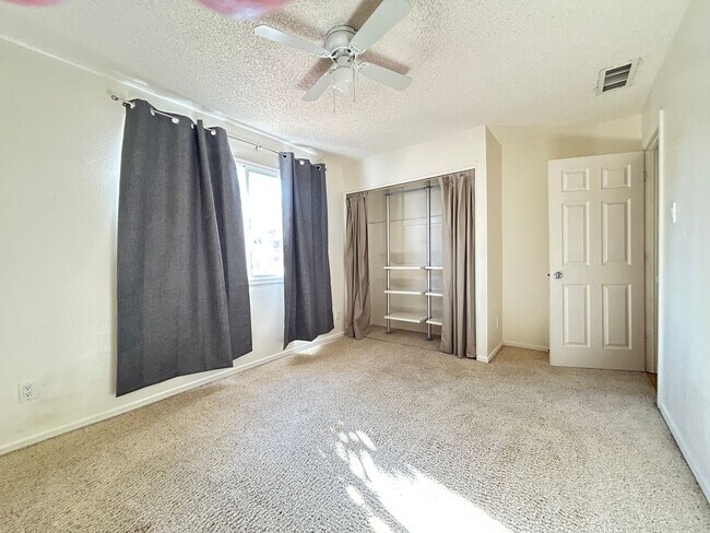 Building Photo - 4 Bedroom, 2 Bathroom Updated home with Pool!