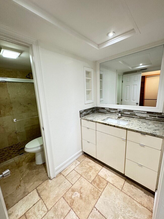 Building Photo - 905 SW 48th Ter