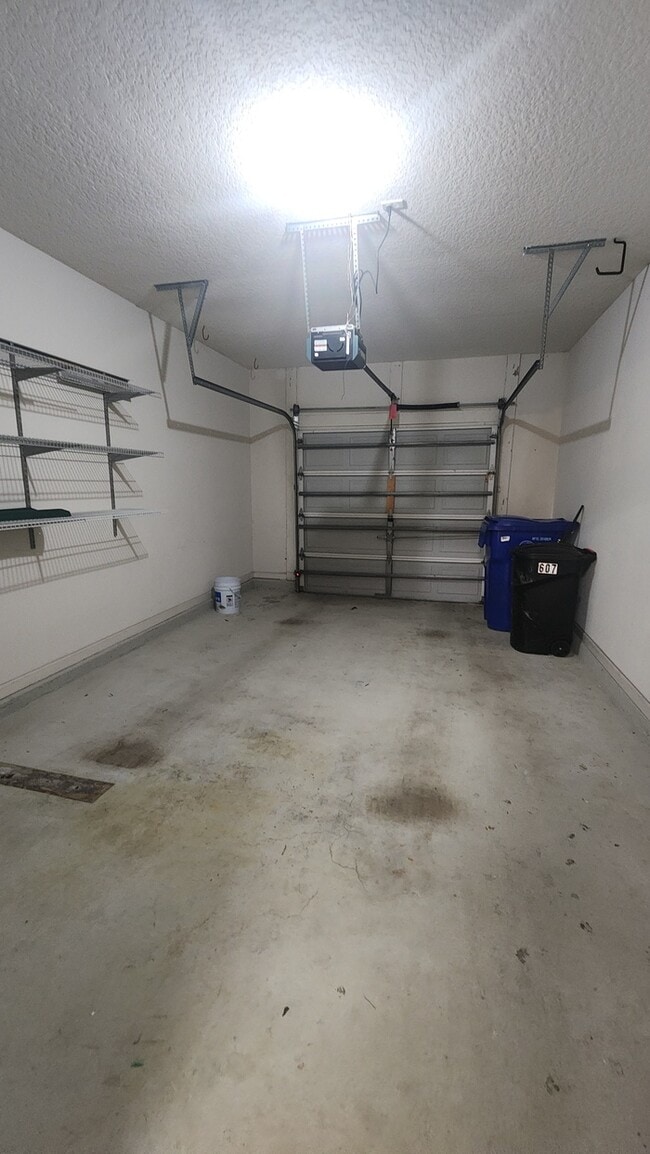 Building Photo - Lovely 2 bedroom move-in ready condo located in The Gables community!