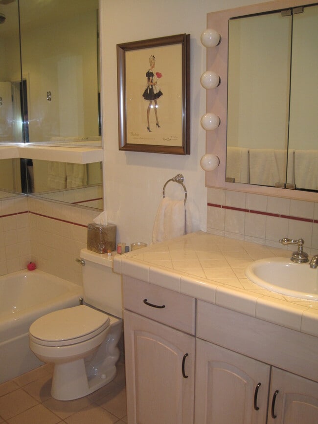 Building Photo - Brentwood Condo