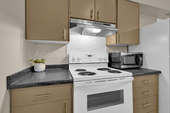 Building Photo - 10547 W Coggins Dr