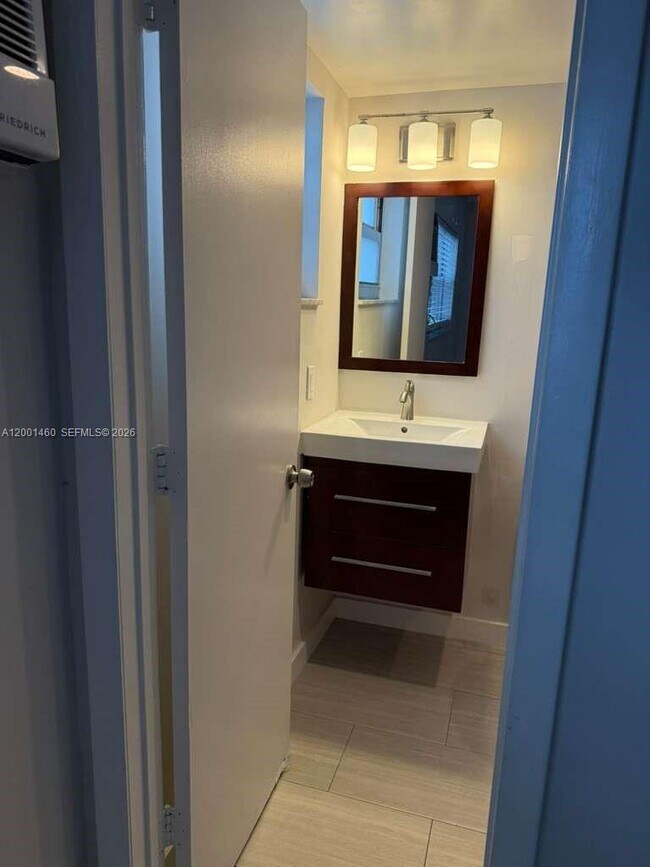 Building Photo - 5150 NE 6th Ave