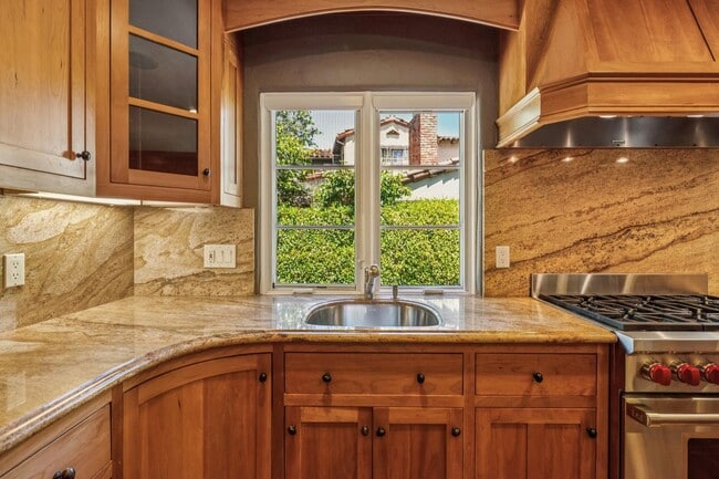 Building Photo - Mediterranean Beauty in Crescent Park – 5B...