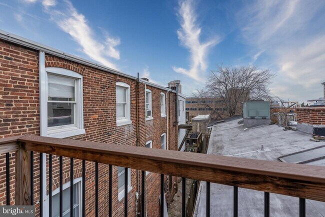 Building Photo - 1153 Riverside Ave