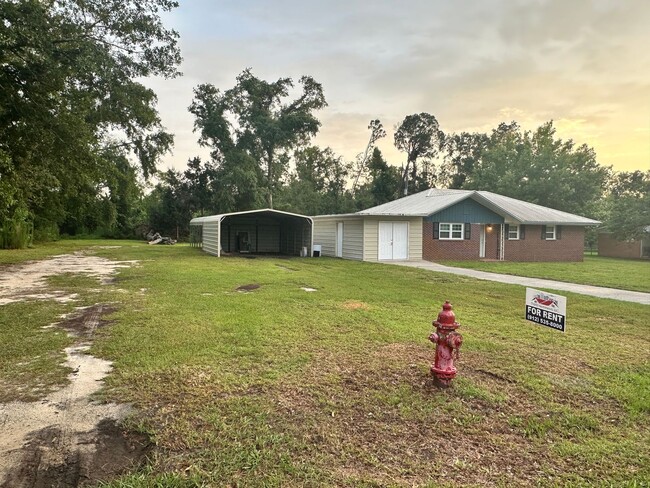 Building Photo - 3 Bed 2 Bath Brick Home with Additional Living Space - Newly Renovated