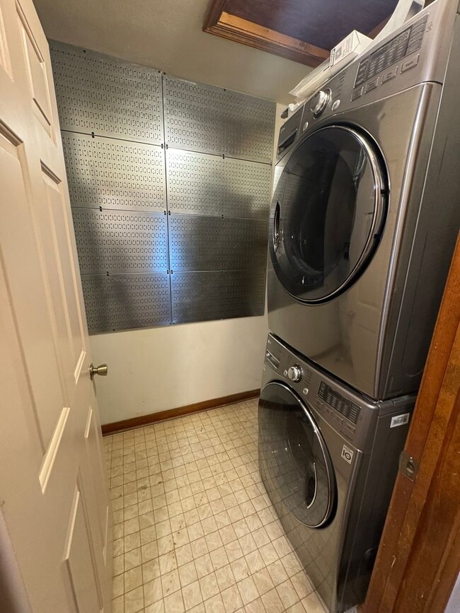 Building Photo - Cozy Townhouse