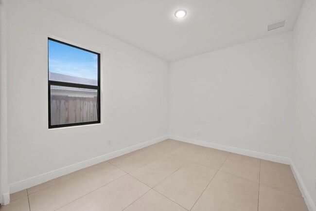 Building Photo - 633 55th St