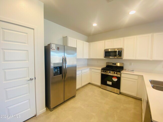 Building Photo - 5531 S 23rd Dr