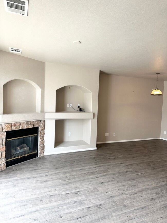 Building Photo - Mountain View Condo