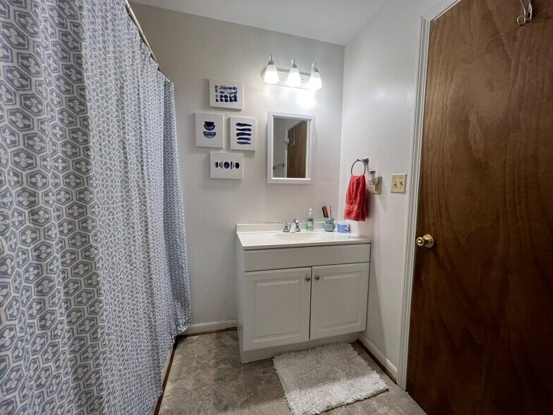 Bathroom - 3715 Perry Worth Rd
