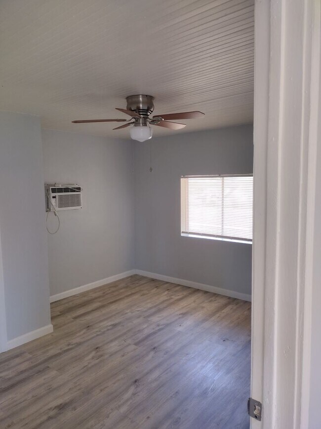 Building Photo - Newly Remodeled 1 Bedroom