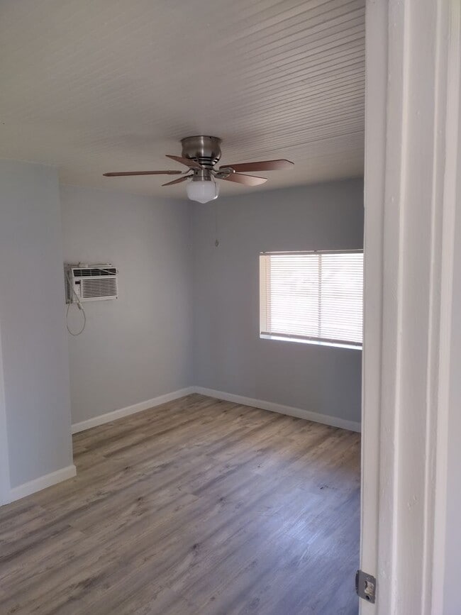 Building Photo - ONE MONTH FREE MOVE IN SPECIAL! Newly Remodeled 1 Bedroom