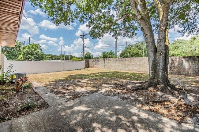 Building Photo - 3302 Laurel Dale Dr