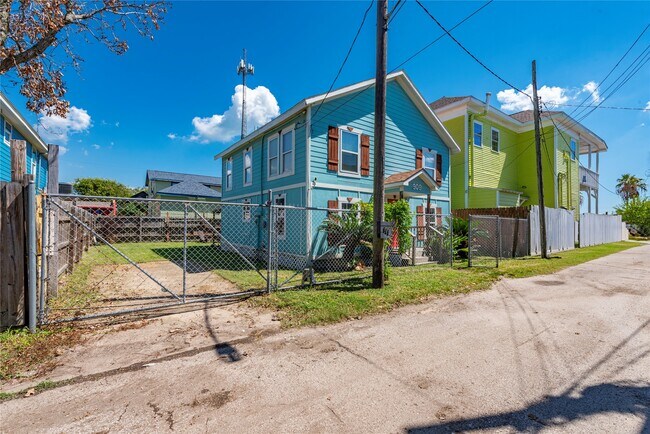 Building Photo - 909 32nd St