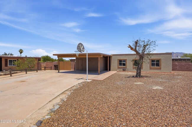 Building Photo - 6491 N Lena Way