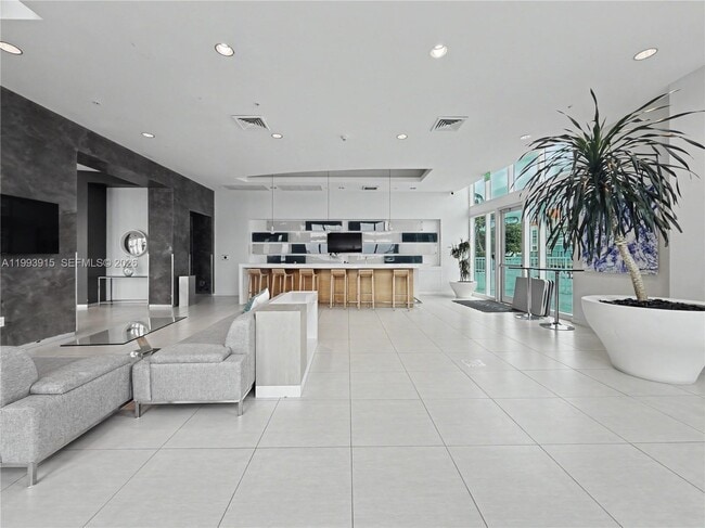 Building Photo - 1900 N Bayshore Dr