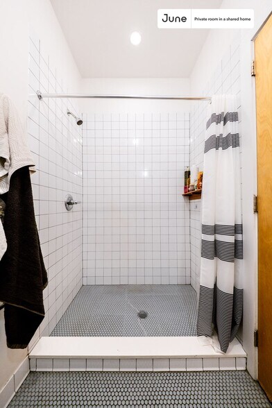 Building Photo - Private bedroom in 6 bed/2 bath Home