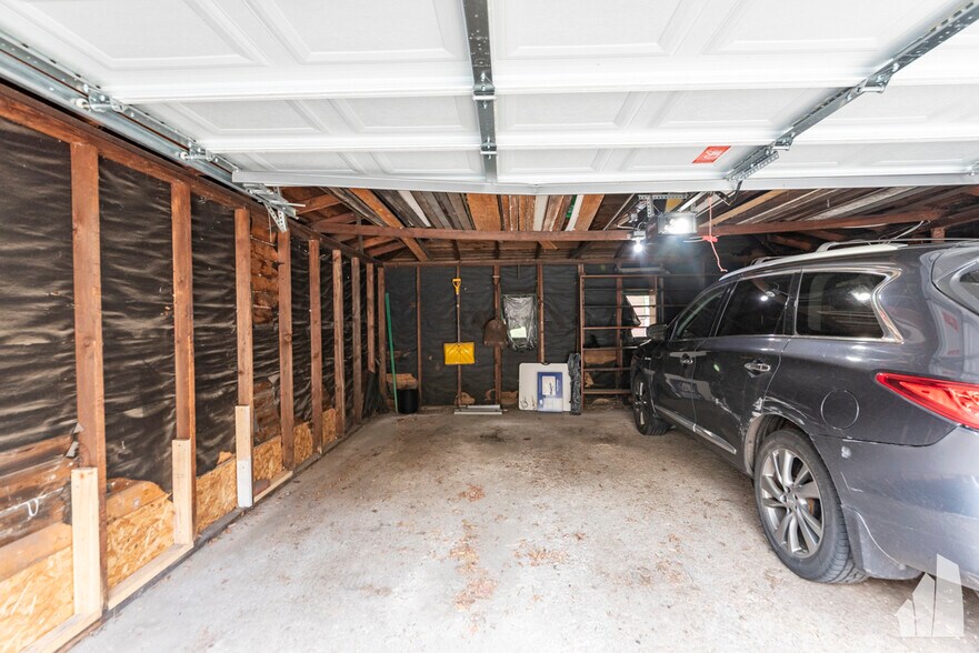 Building Photo - 842 W Waveland Ave