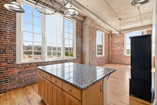 Building Photo - $3,644.95, 2 Beds - 1 Bath, Condo in Denver with Washer and Dryer!