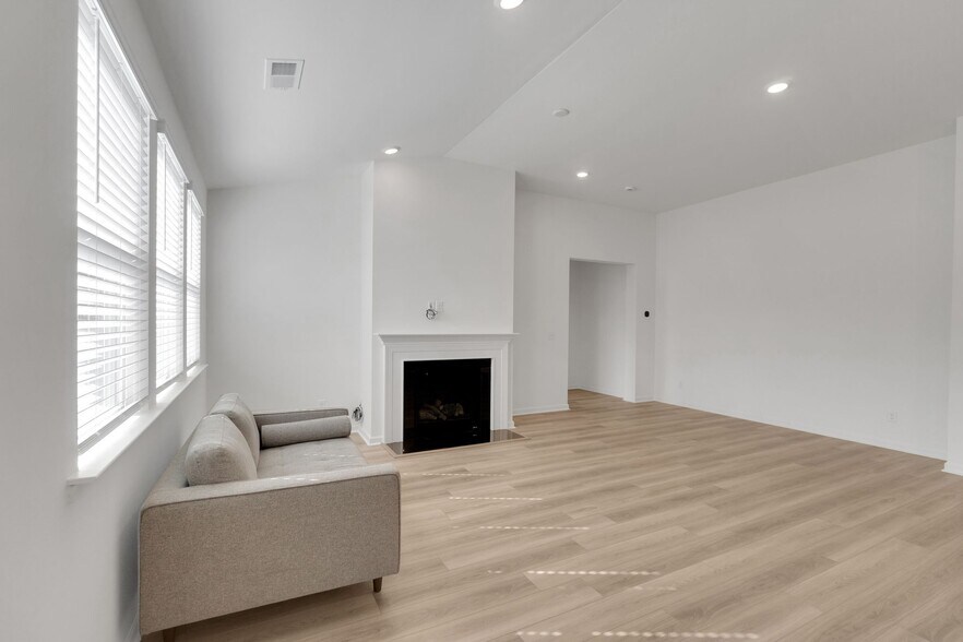 Building Photo - 12129 Rowan Hill Dr