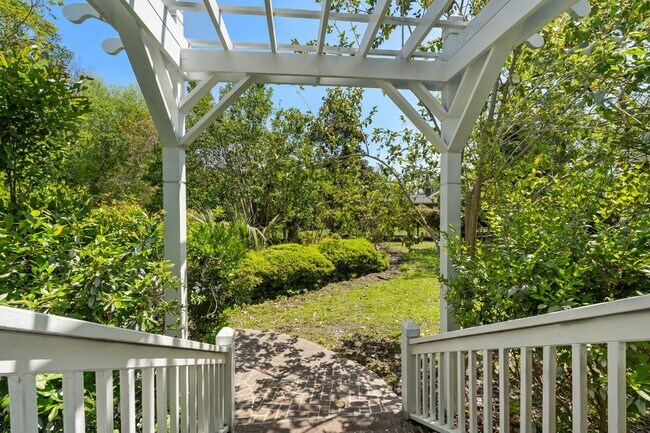 Building Photo - 5704 Woodside Ave