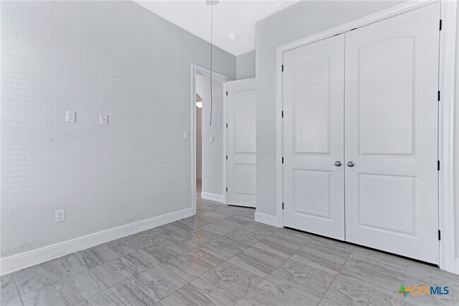 Building Photo - 620 Carriage House