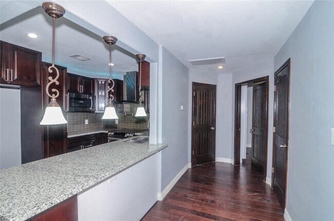 Building Photo - 2832 S Bartell Dr