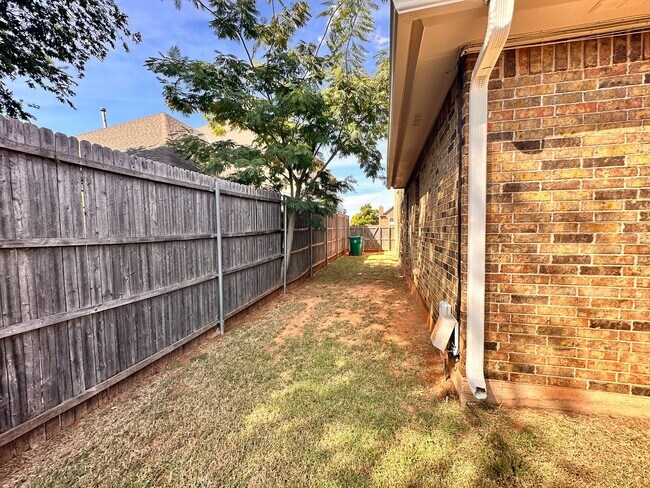 Building Photo - Spacious 4 Bed in Deer Creek