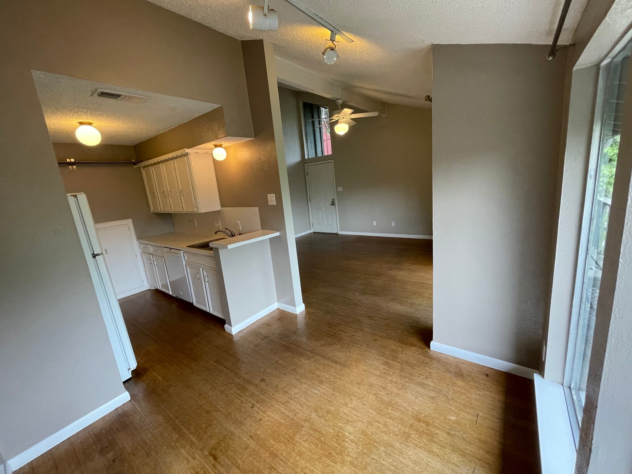 Building Photo - 2608 Carnarvon Ln