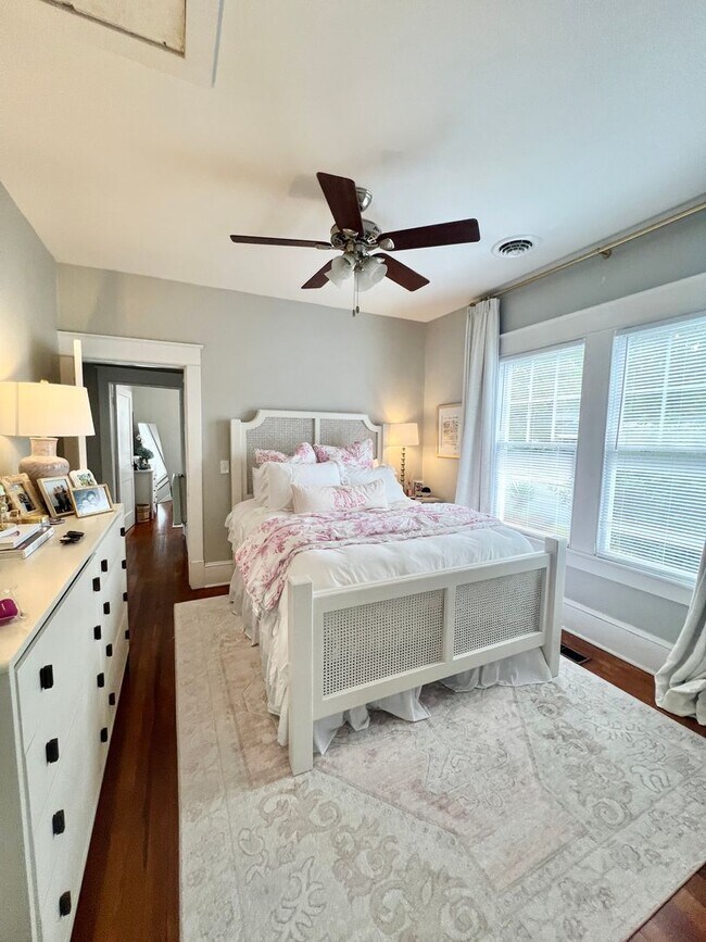 Building Photo - Beautiful 2 Bedroom home one block from ECU!