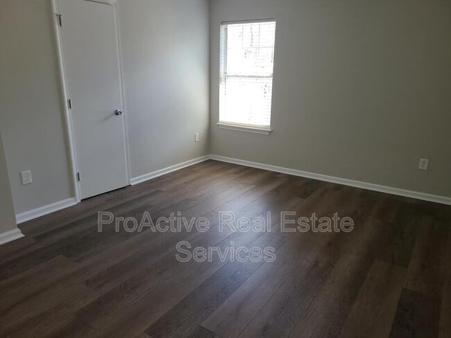 Building Photo - 216 Diamond Ave