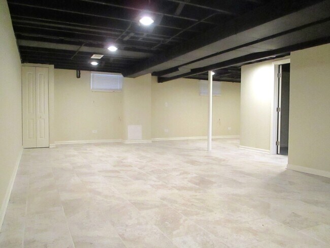 Building Photo - 448 Midway Dr