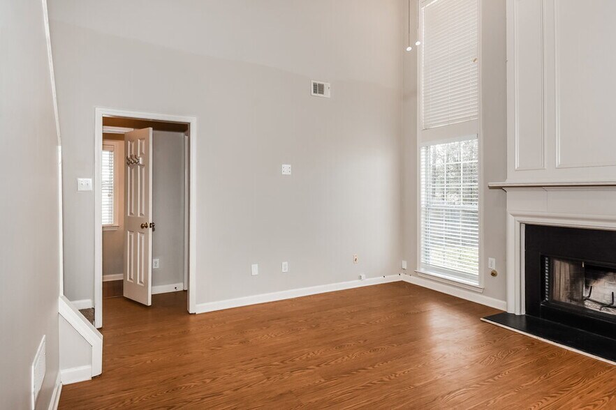 Building Photo - 135 Wallnut Hall Cir