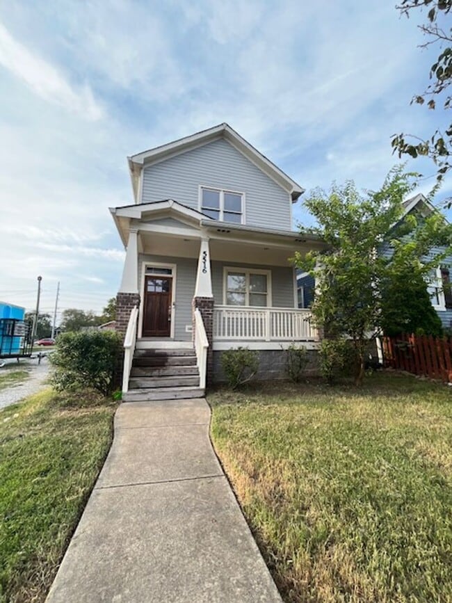 Building Photo - Spacious 3 Bed/2.5 Single Family Home in the Nations, Off Street Parking w Parking pad, Fenced Yard