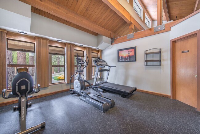 Building Photo - SKI LEASE: Kings Beach; Updated & Well App...