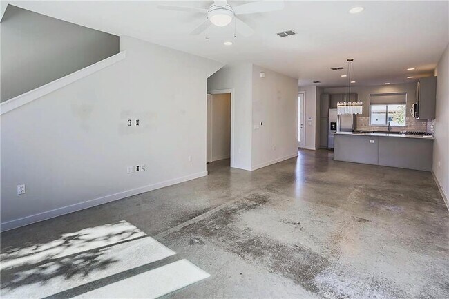 Building Photo - 801 N Bluff Dr