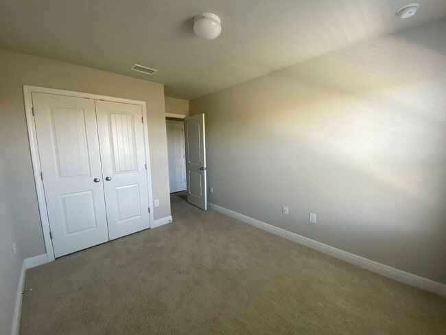 Building Photo - Spacious Modern Townhome; Conveniently Located! *Garbage, Pest Control & Lawncare Included!* *SPE...
