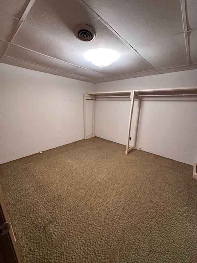 Building Photo - Maryville 37803 - 5 bedroom, 3 bath home - Contact Karen Robertson (865) 454-7626