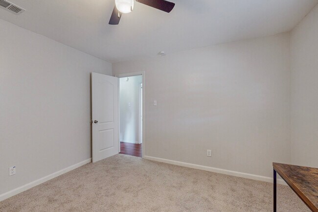 Building Photo - 2116 Northmoor Dr