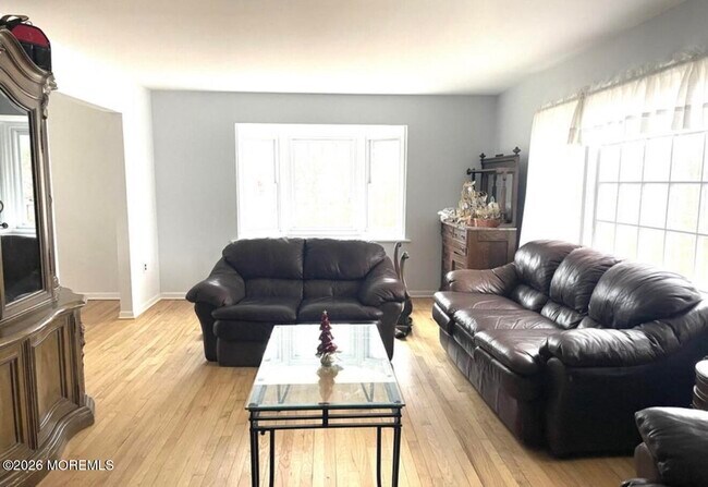 Building Photo - 33 Parker Rd